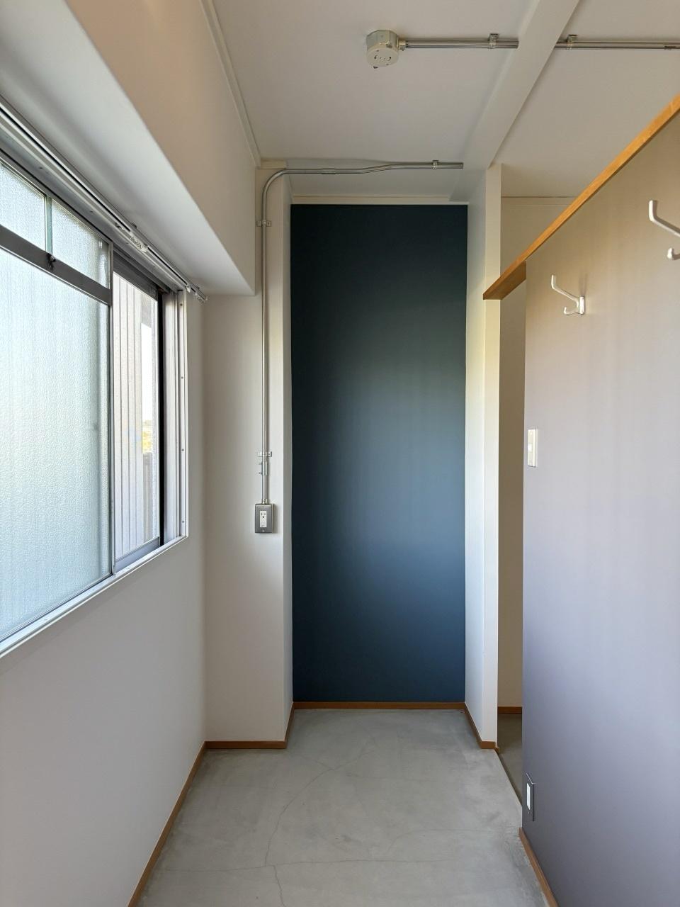 堺市南区原山台1丁の売買物件/玄関土間。右側の壁にはコートフックもあり便利。