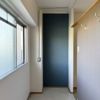 堺市南区原山台1丁の売買物件/玄関土間。右側の壁にはコートフックもあり便利。