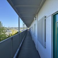 堺市南区原山台1丁の売買物件/玄関前の共用廊下。明るく開放感があります。