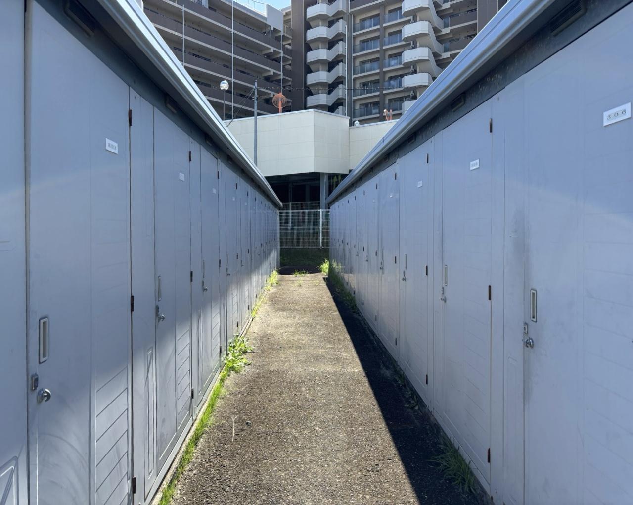 堺市南区原山台1丁の売買物件/マンション敷地内には専用の物置が備えられています。普段使わないアウトドア用品なんかはこちらに収納してください。