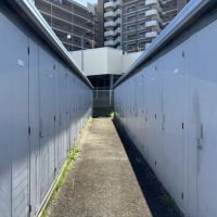 堺市南区原山台1丁の売買物件/マンション敷地内には専用の物置が備えられています。普段使わないアウトドア用品なんかはこちらに収納してください。
