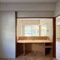 大阪府大阪市阿倍野区帝塚山1丁目の賃貸物件/備え付けの作業テーブル。庭を眺めながら仕事や勉強ができる場所。［洋室B］