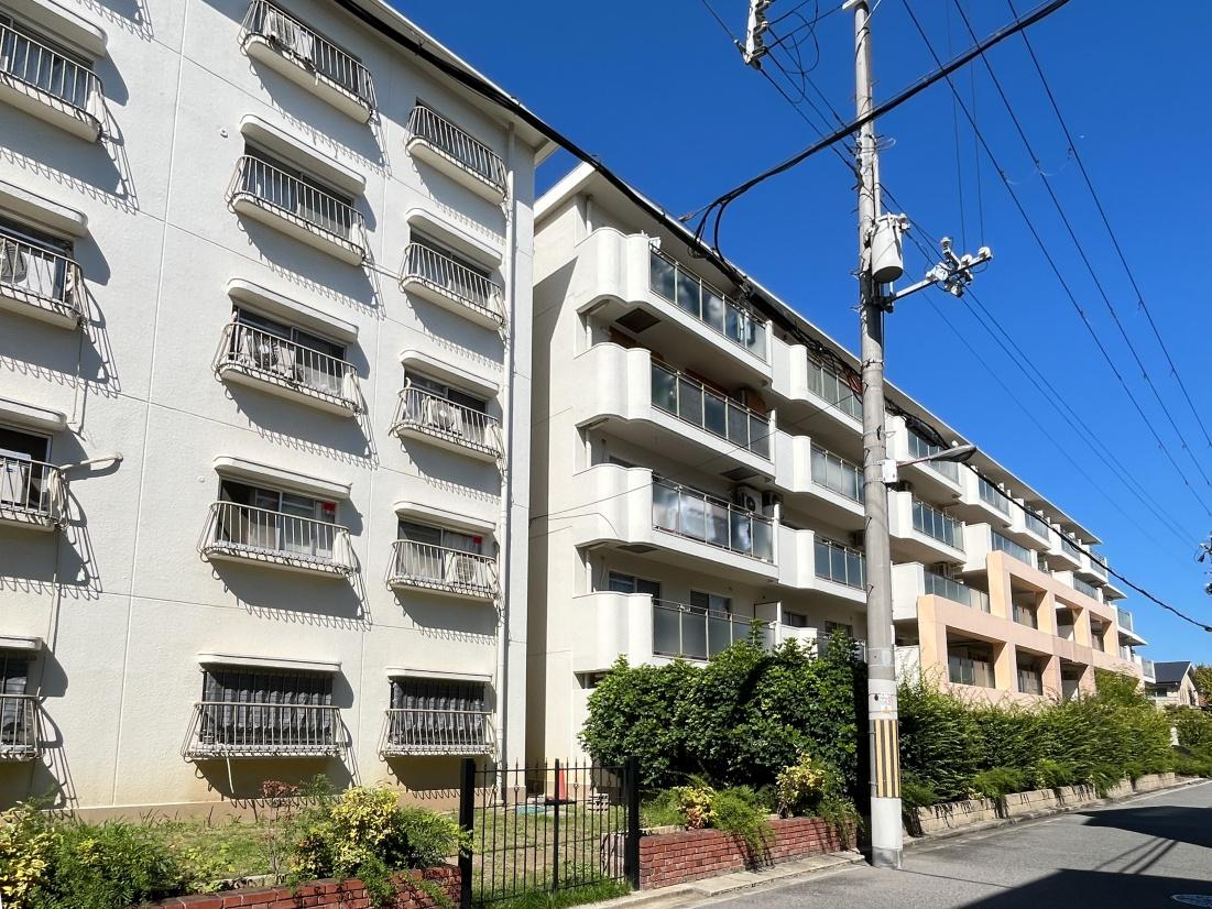 大阪府大阪市阿倍野区帝塚山1丁目の賃貸物件/1977年築のマンション。耐震改修が施され、基準適合認定を取得しています。