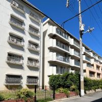 大阪府大阪市阿倍野区帝塚山1丁目の賃貸物件/1977年築のマンション。耐震改修が施され、基準適合認定を取得しています。