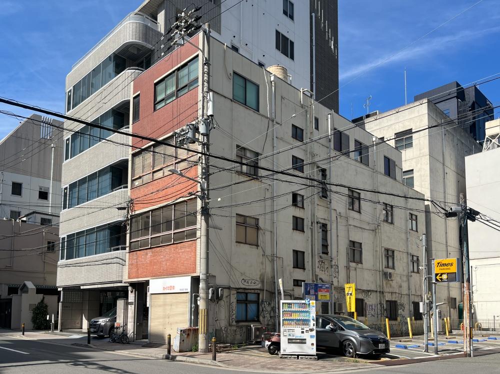 大阪市西区阿波座1丁目の賃貸物件/赤茶色のタイルが目を引くレトロビル。