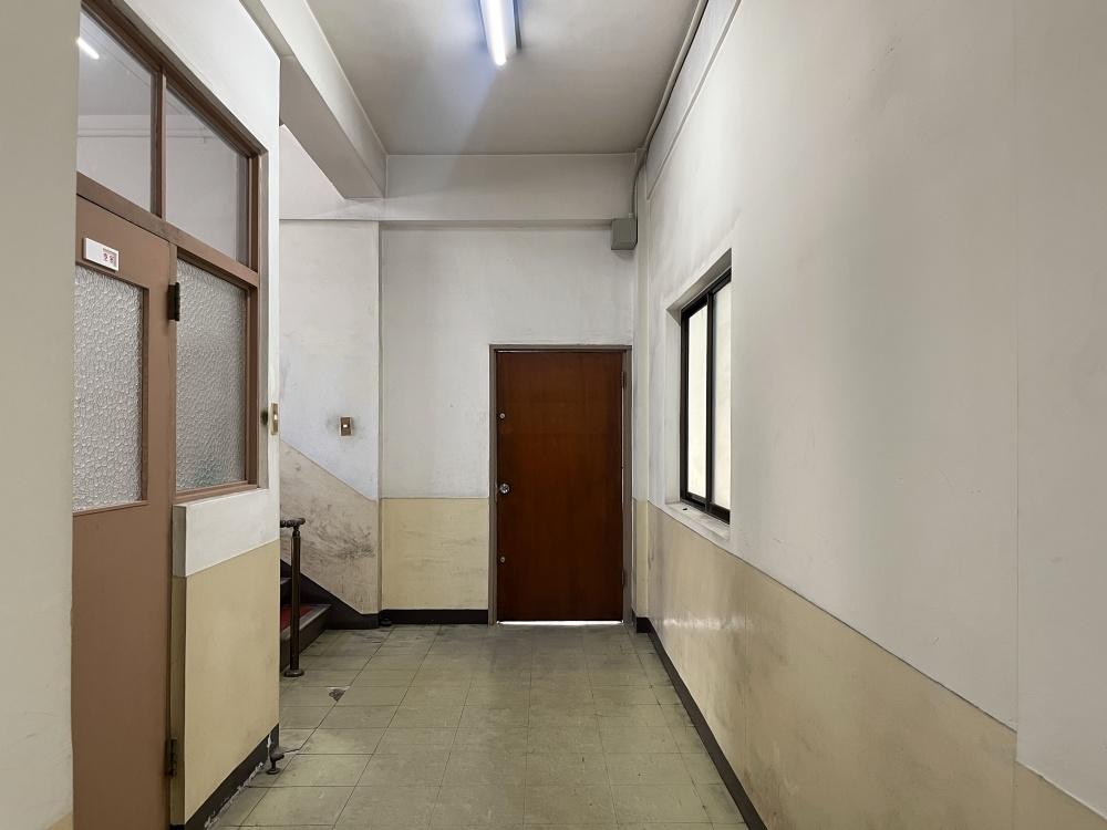 大阪市西区阿波座1丁目の賃貸物件/共用廊下。昔ながらの事務所ビルらしい佇まい。