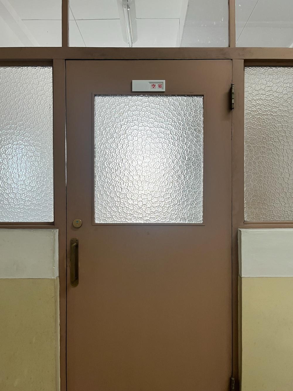 大阪市西区阿波座1丁目の賃貸物件/トイレ入口には鍵があり、使用状況を表示で切り替えられます。