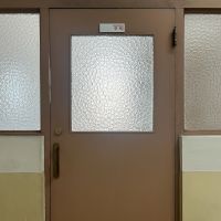 大阪市西区阿波座1丁目の賃貸物件/トイレ入口には鍵があり、使用状況を表示で切り替えられます。