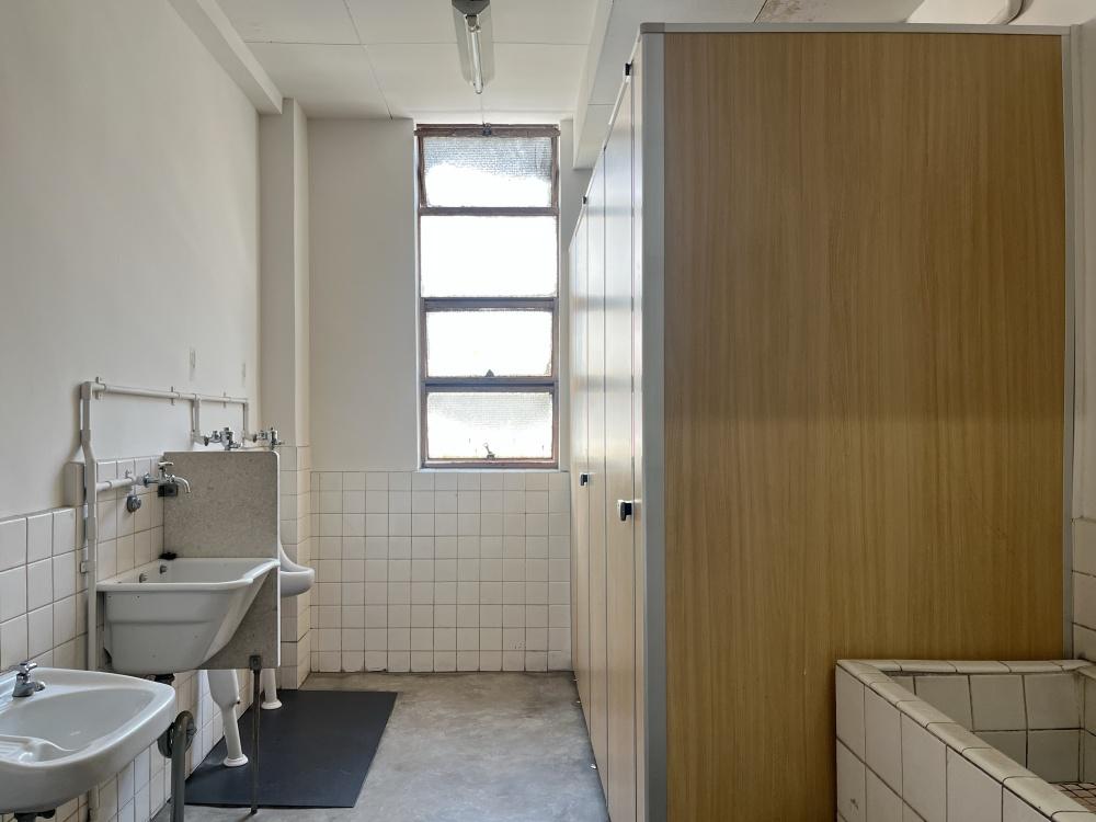 大阪市西区阿波座1丁目の賃貸物件/共用水回りの全景。洗面台や流し台、トイレがまとまっています。