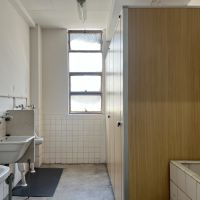 大阪市西区阿波座1丁目の賃貸物件/共用水回りの全景。洗面台や流し台、トイレがまとまっています。