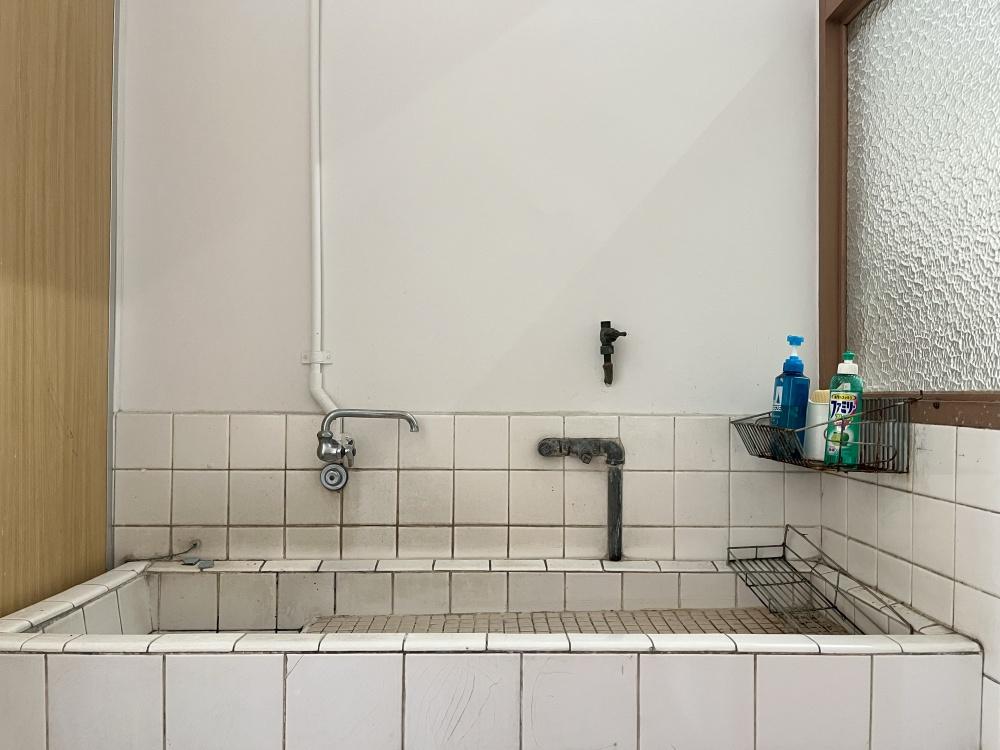 大阪市西区阿波座1丁目の賃貸物件/共用の流し台。白いタイル張りで、昔ながらのつくりです。
