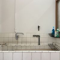 大阪市西区阿波座1丁目の賃貸物件/共用の流し台。白いタイル張りで、昔ながらのつくりです。