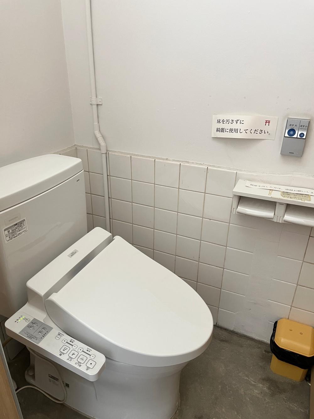 大阪市西区阿波座1丁目の賃貸物件/共用トイレは温水洗浄便座付き。男女共用となります。