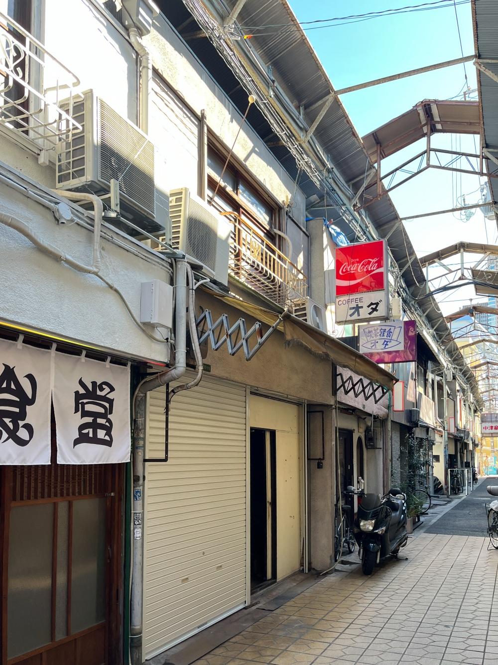 大阪府大阪市北区中津３丁目の賃貸物件/今回テナント募集をしている長屋。クリーム色が可愛らしい。
