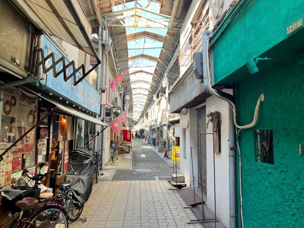 大阪府大阪市北区中津３丁目の賃貸物件/中津商店街。昔ながらの店と新しい店が混在しています。