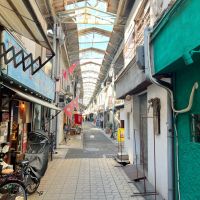 大阪府大阪市北区中津３丁目の賃貸物件/中津商店街。昔ながらの店と新しい店が混在しています。