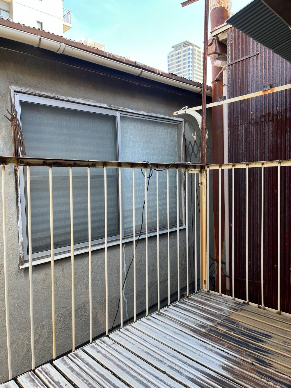 大阪府大阪市北区中津３丁目の賃貸物件/バルコニー。周囲は建物に囲まれているため、眺望はありません。