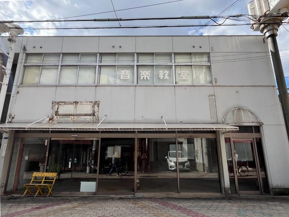 大阪市東住吉区駒川３丁目の賃貸物件/1976年築の鉄骨造2階建て。募集区画は1階部分です。