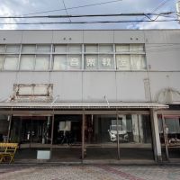 大阪市東住吉区駒川３丁目の賃貸物件/1976年築の鉄骨造2階建て。募集区画は1階部分です。