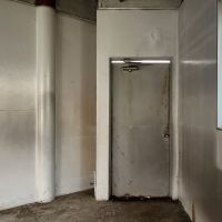大阪市東住吉区駒川３丁目の賃貸物件/勝手口の扉。こちらも貸主負担で改修予定。