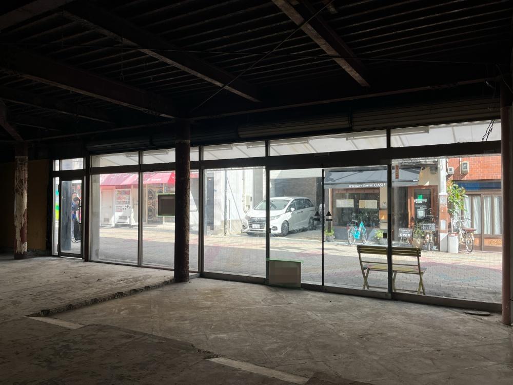 大阪市東住吉区駒川３丁目の賃貸物件/向かいにはコーヒーショップ。通りからも店内の様子がよく見えます。