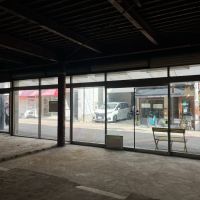 大阪市東住吉区駒川３丁目の賃貸物件/向かいにはコーヒーショップ。通りからも店内の様子がよく見えます。