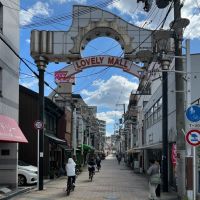 大阪市東住吉区駒川３丁目の賃貸物件/「LOVELY MALL」のレトロなアーチが目印。