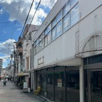 大阪市東住吉区駒川３丁目の賃貸物件/個人商店が並ぶ、ローカルな商店街の風景。
