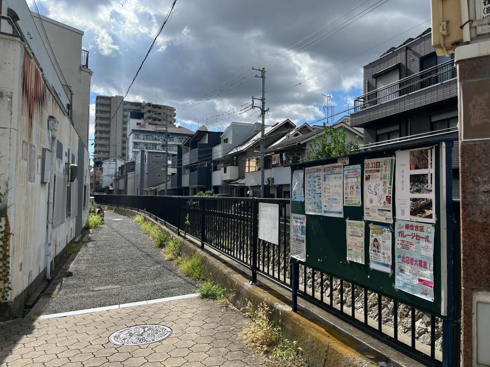 大阪市東住吉区駒川３丁目の賃貸物件/商店街の脇には水路沿いの細い道。