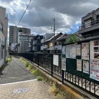 大阪市東住吉区駒川３丁目の賃貸物件/商店街の脇には水路沿いの細い道。