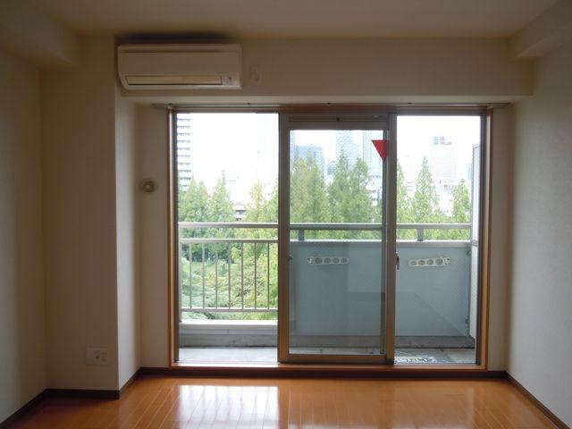 大阪市西区靱本町1丁目の賃貸物件/梁下いっぱいまで窓。公園ビューを最大限取込む設計