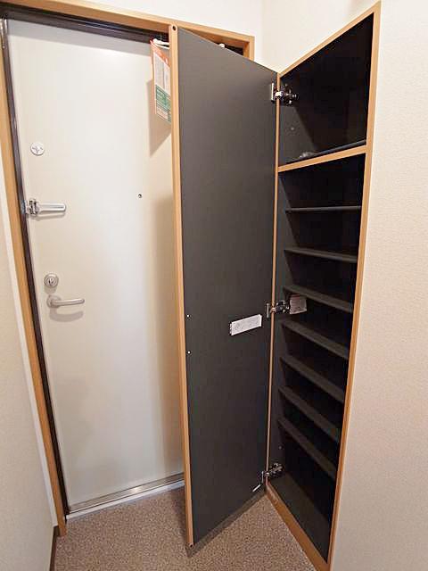 大阪市西区靱本町1丁目の賃貸物件/玄関には容量の大きい収納