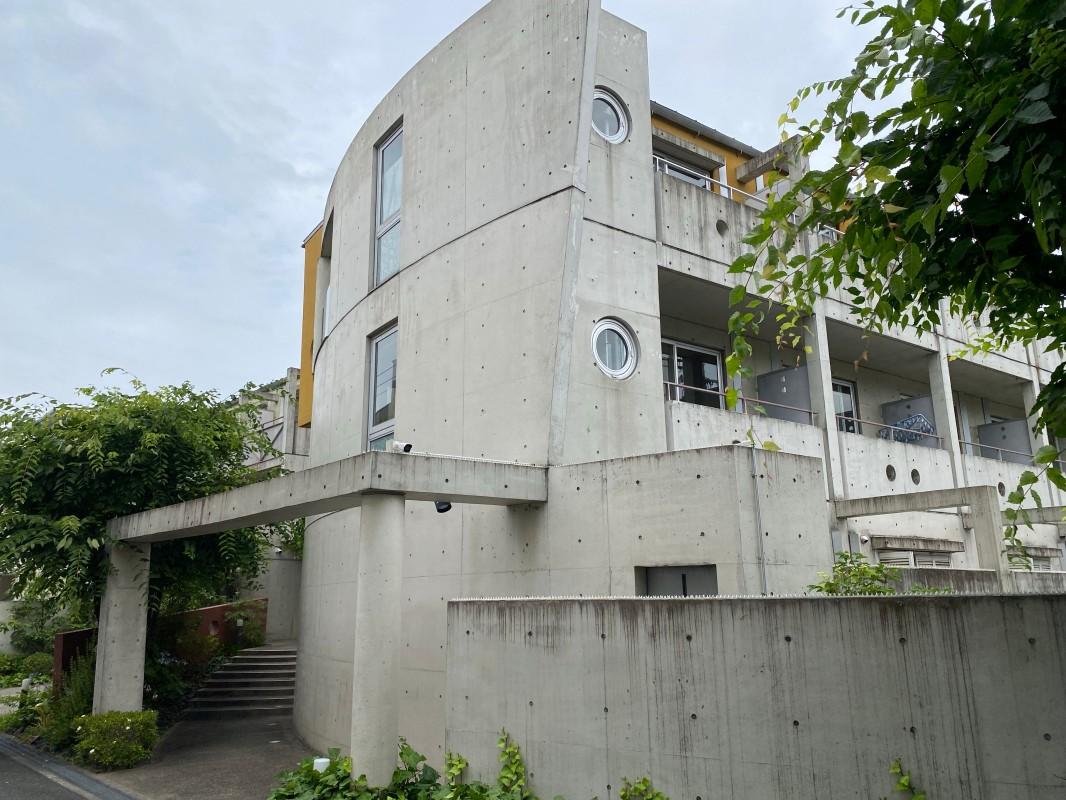 大阪市東住吉区山坂1丁目の賃貸物件/シュッとした外観に豊かな緑