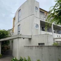 大阪市東住吉区山坂1丁目の賃貸物件/シュッとした外観に豊かな緑