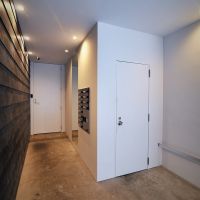 大阪市中央区谷町6丁目の賃貸物件/1階エントランス。右側ポストの奥の鏡にテナント名が入ります
