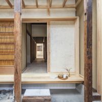 大阪市生野区生野西1丁目の賃貸物件/前庭から玄関を見る