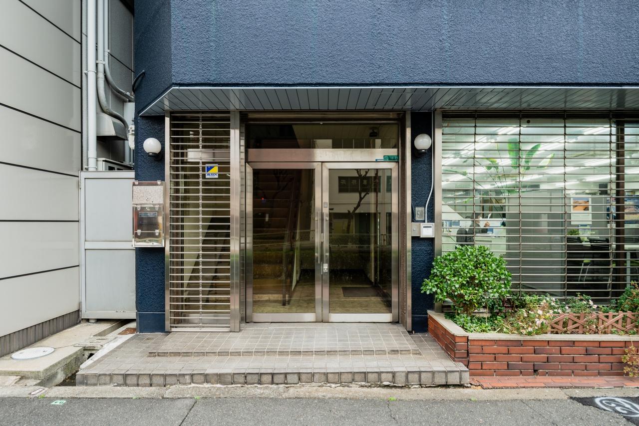 大阪市東成区東中本３丁目の賃貸物件/１階エントランス。休日と夜間は施錠されます（入居者はカードキーで解錠可）