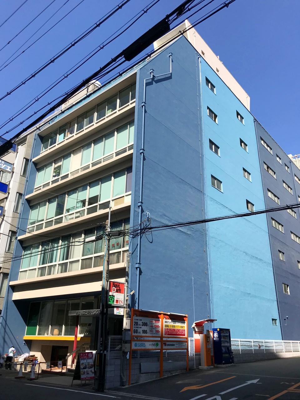 大阪市中央区南本町2丁目の賃貸物件/空と同じ色の外壁