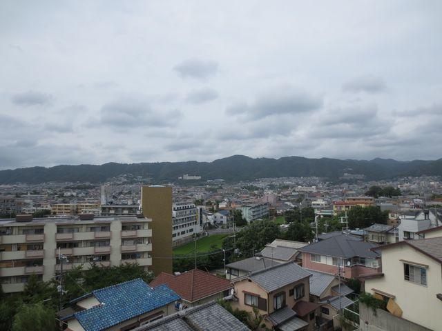 箕面市牧落5-17の売買物件/箕面の山々を望めます（別住戸のテラスからの眺望）