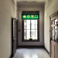 大阪市中央区今橋２丁目の賃貸物件/大きな避難誘導灯もチャームポイント
