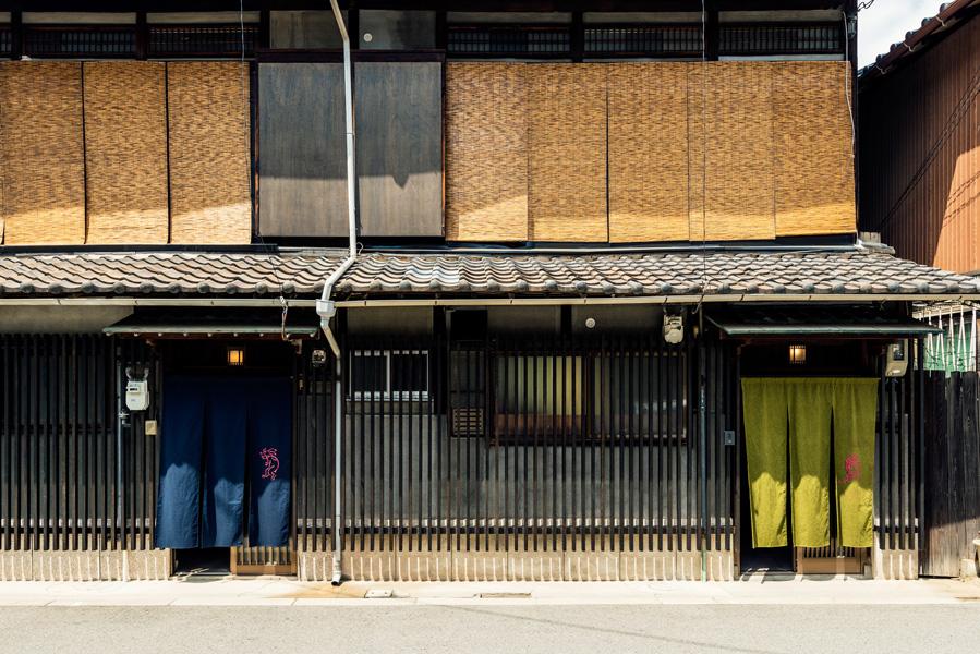 大阪市阿倍野区北畠１丁目の賃貸物件/オリジナルのたまらない外観に、暖簾（のれん）がアクセント