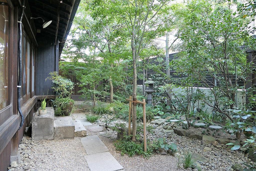 大阪市中央区谷町６丁目の賃貸物件/庭師が手入れをする季節折々の花を咲かせるお庭