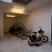 大阪府豊中市桜の町の賃貸物件/屋外の駐輪場と宅配ボックス。