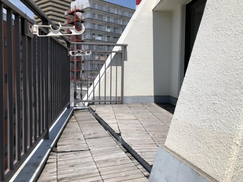 大阪市北区長柄西1丁目の賃貸物件/バルコニーはウッドデッキ