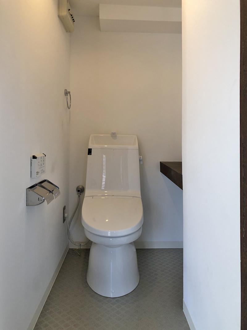 大阪市北区長柄西1丁目の賃貸物件/トイレは、広めで棚もついています。