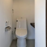 大阪市北区長柄西1丁目の賃貸物件/トイレは、広めで棚もついています。