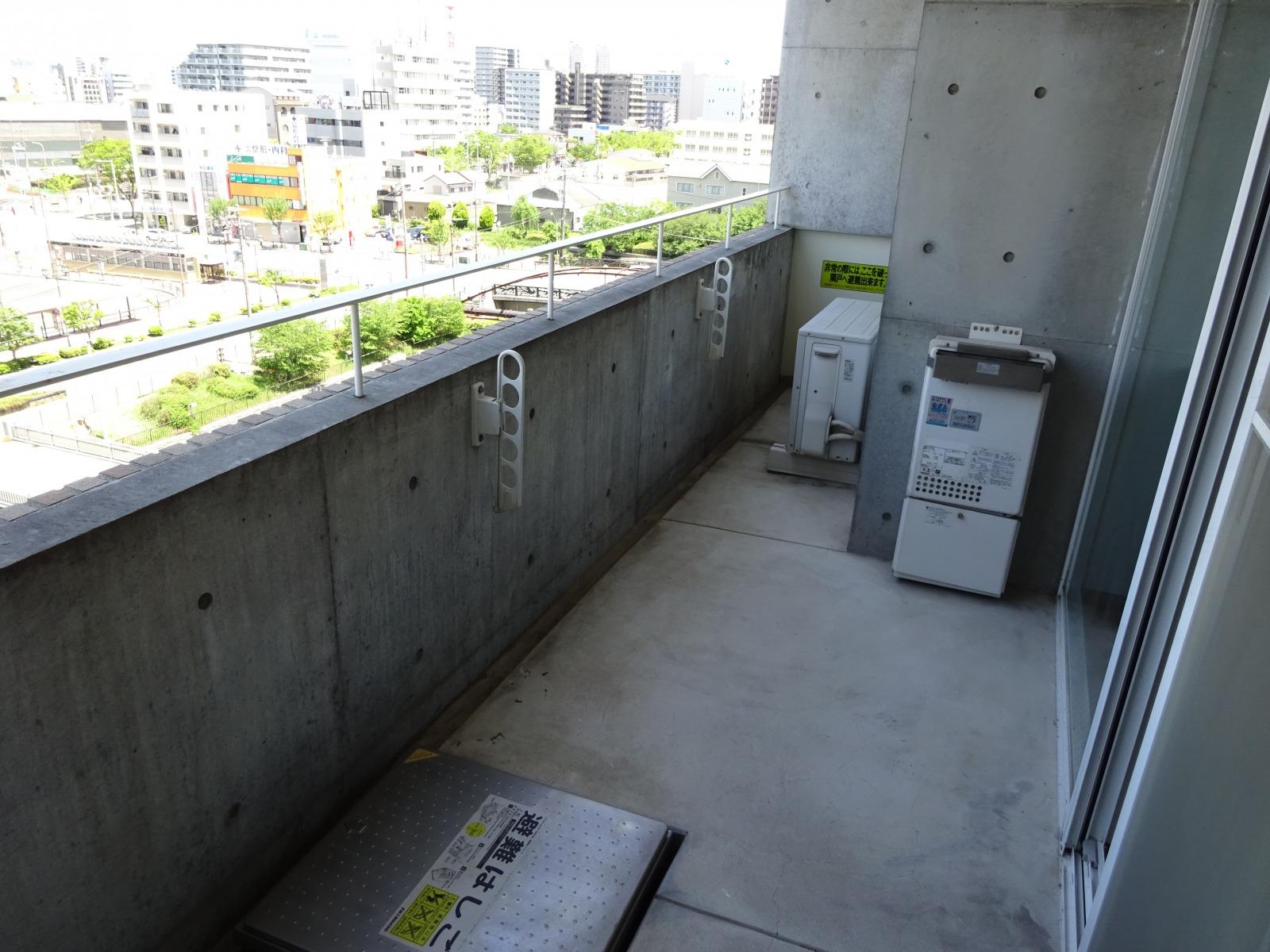 堺市堺区栄橋町の賃貸物件/バルコニーは比較的ゆったりした広さです。