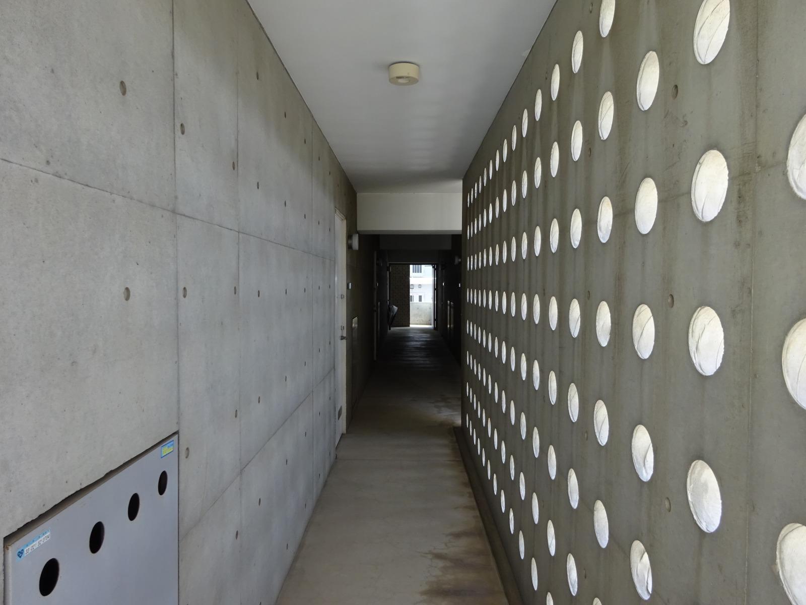 堺市堺区栄橋町の賃貸物件/部屋前の供用部分。適度な日差しが差し込みます。
