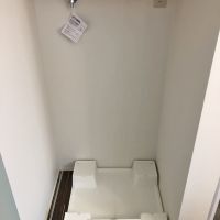 大阪市生野区桃谷の賃貸物件/室内洗濯機置き場の上部には収納も
