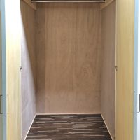 大阪市生野区桃谷の賃貸物件/奥行きのある収納はハンガーパイプ付き
